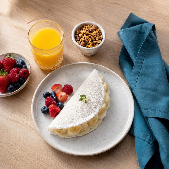 Café da manhã criativo: tapioca com banana, frutas vermelhas, suco e granola