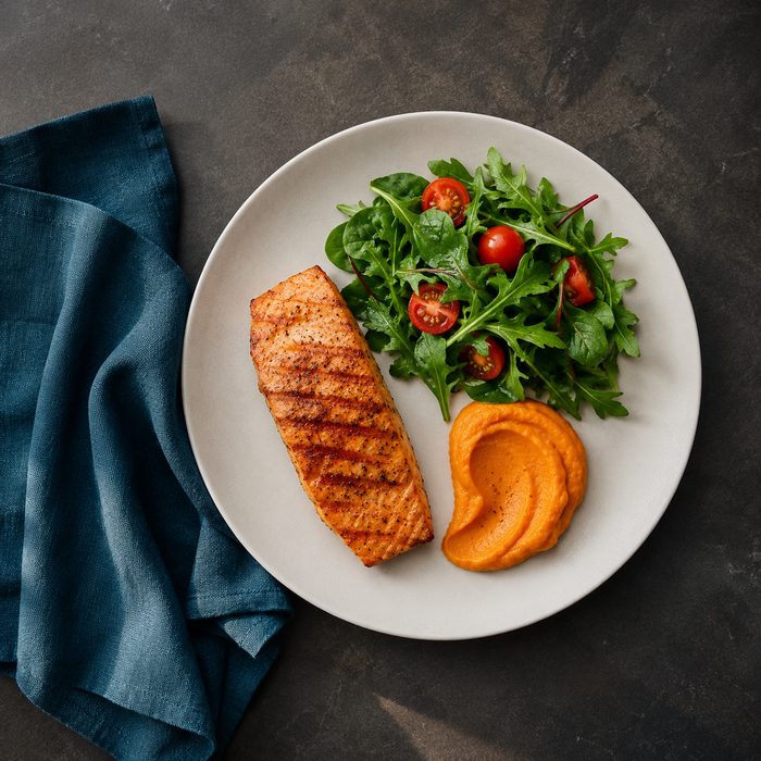 Jantar leve: salmão grelhado, salada e purê de batata-doce