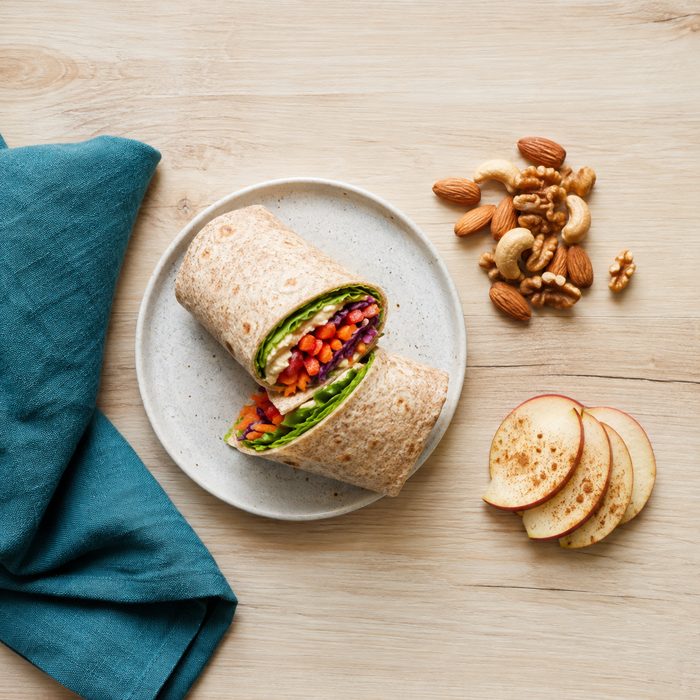 Lanche da tarde: wrap integral, castanhas e maçã com canela